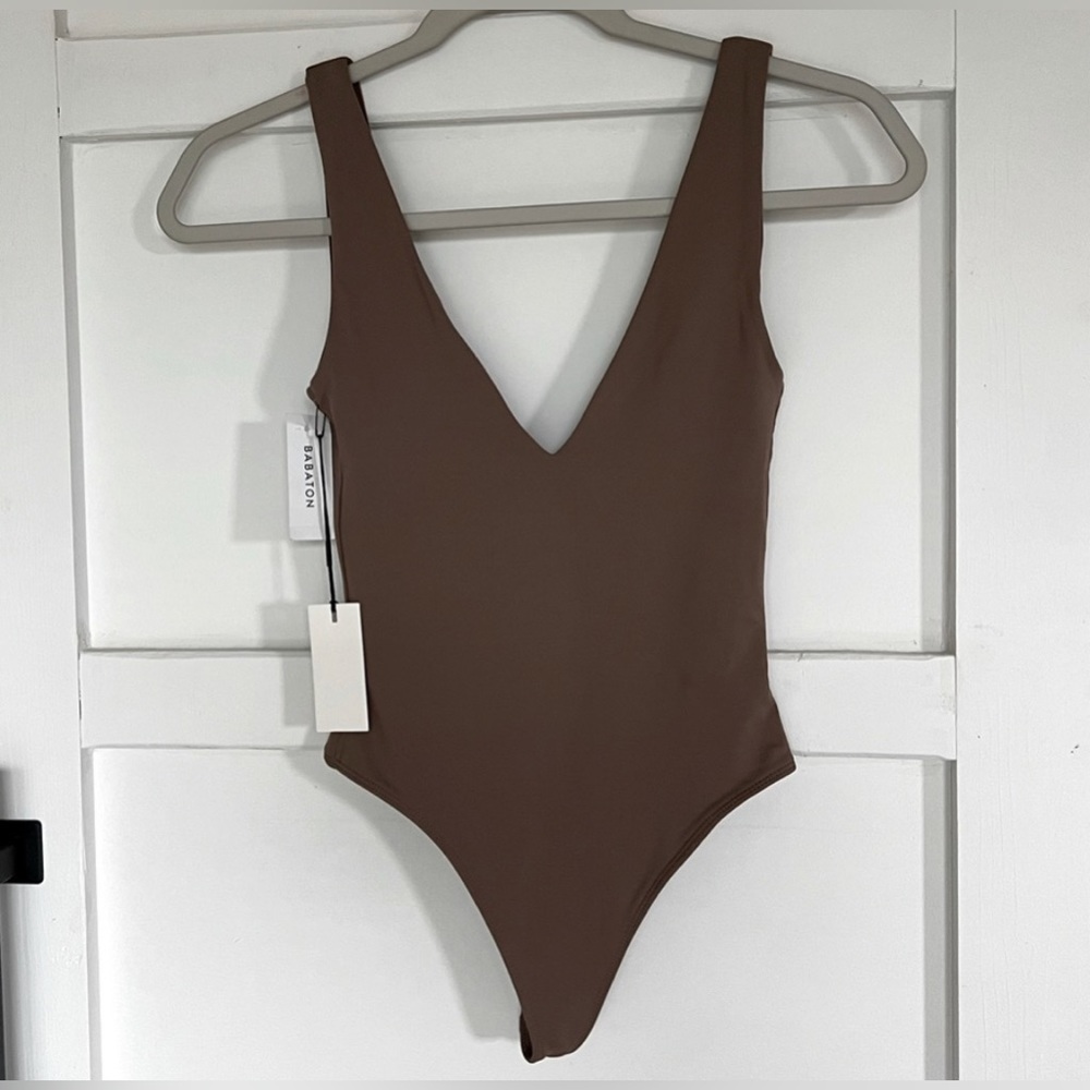 NWT Aritzia Babaton Contour Bodysuit Deep-V, XXS, Deep Taupe